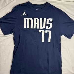 Nike Dallas Mavericks Luka Dončić #77 T‑Shirt – Men’s Large Jordan logo